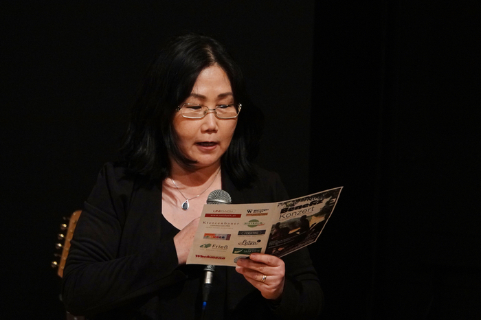 Die Weizer Musikpädagogin Dong Yeon Stelzmüller organisierte das Benefizkonzert und führte durch das Programm.