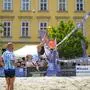 Das Bild zeigt zwei Foot-Volleyspieler am Platz
