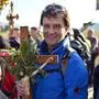 Portrait eines Wanderers mit einem Kreuz in der Hand