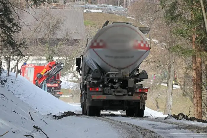 Zwölf Mann der Feuerwehr Wies und drei Mann der Feuerwehr Eibiswald bargen das Fahrzeug.