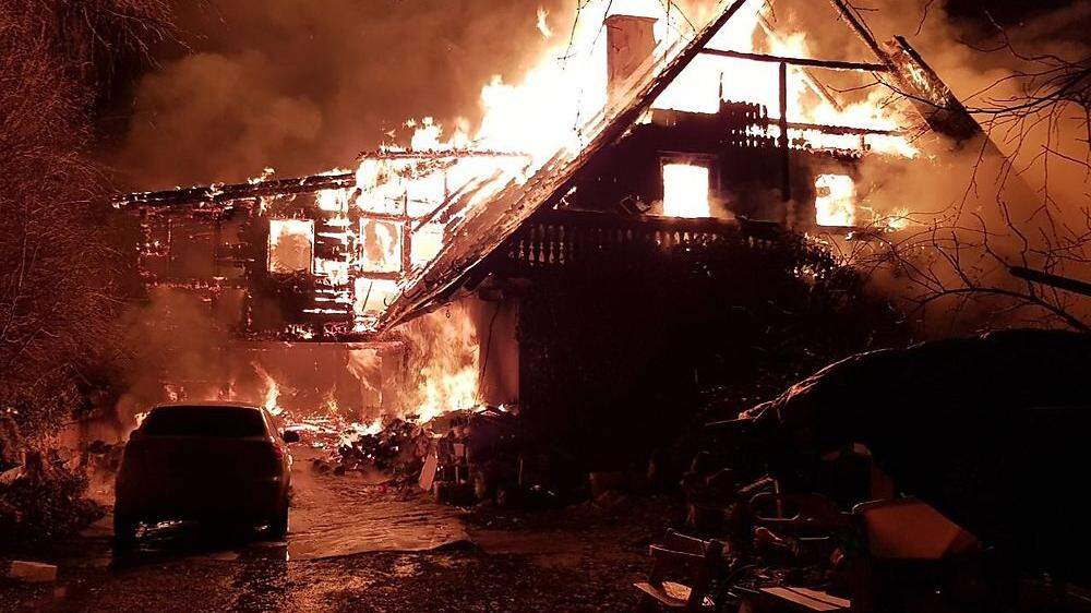 Das alte Bauernhaus brannte zur Gänze nieder, drei Menschen starben