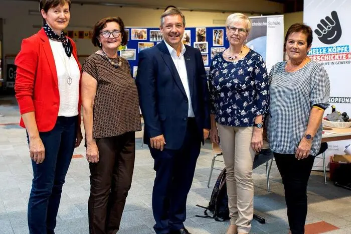 Die SchülerInnen konnten bei dieser Berufsinformation gezielt Fragen stellen und kleine praktische Übungen ausführen