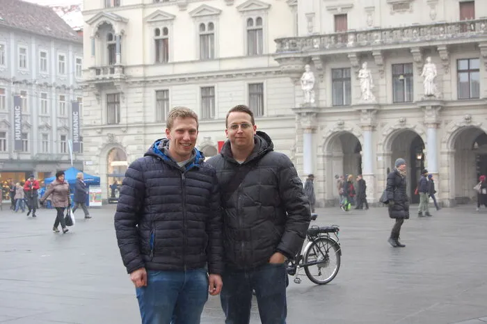 Martin Hiden und Marcel Greitner: "Am Billa-Eck wird man oft von Betrunkenen angepöbelt. Natürlich kann man den Leuten nicht verbieten, da zu stehen, aber man sollte schon strenger durchgreifen. Es gibt ja eigentlich ein Alkoholverbot. Auch bei Besuchern und Touristen macht das kein gutes Bild von der Stadt."