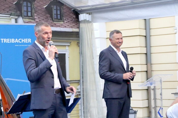 So konnten die beiden Tiag-Vorstände Rene Haberl und Rainer Schmidtmayer (von links) neben den beiden Landeshauptmann-Stellvertretern Gaby Schaunig und Martin Gruber unter anderen Aufsichtsratsvorsitzende Tatjana Gertner-Schaschl sowie die beiden Mitglieder des Aufsichtsrates Erhard Schaschl und Franz Rauch willkommen heißen.