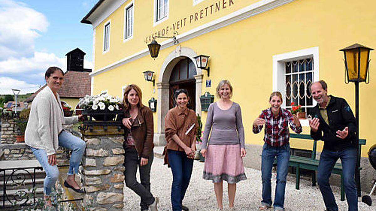 Von links: Barbara Prasser (Viktorhof), Marion Kilzer-Ruppnig (Wurzerhof), Sonja Aichwalder (Adamhof), Andrea Holzinger („Donatushof), Uta Slamanig (Weingut Georgium), Winfried Süßenbacher (Bio-Naturfisch)