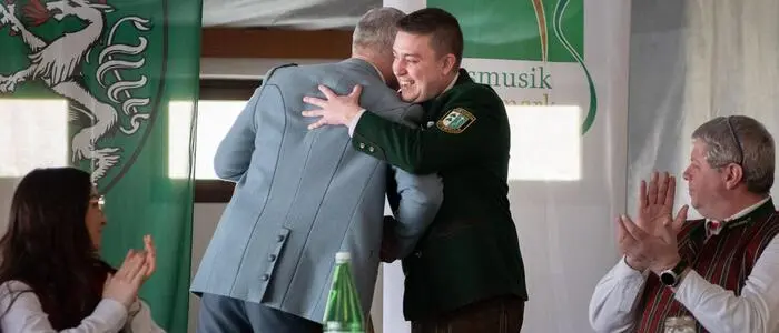 Christian Urschler (2.v.r.) übernimmt die Funktion des Bezirksstabführers von Markus Reichmann im Musikbezirk Feldbach