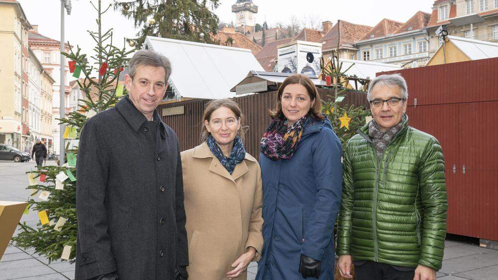 Die Geschäftsführer der Energie Graz, Boris Papousek und Werner Ressi, mit Bürgermeisterin Elke Kahr und Nora Tödtling-Musenbichler, Direktorin der Caritas Steiermark