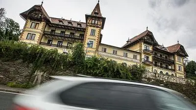 Der Denkmalschutz des Hotels Wörthersee scheint zu bröckeln.