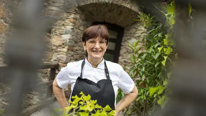 Haubenköchin Rosemarie Trabelsi steht vor dem Eingang ihres Restaurants „La Torre“ in St. Veit