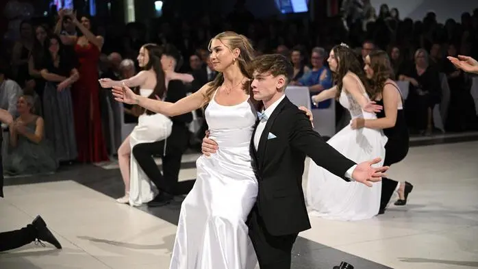 „96 Karat – Bereit für den letzten Feinschliff“: Unter diesem Motto luden die Maturanten und Absolventen der HLW/FW Deutschlandsberg zum glamourösen Ball.