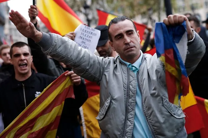 ... alles, um das von der Justiz und von der Zentralregierung in Madrid verbotene Unabhängigkeitsreferendum in der aufmüpfigen Region zu blockieren.