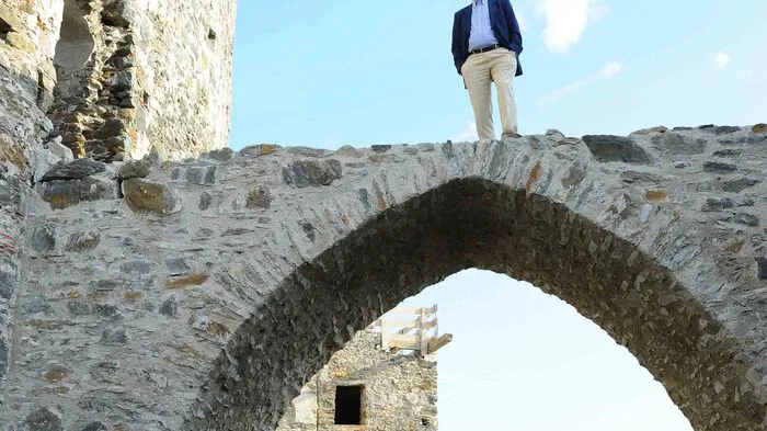 Burg, Weingut, seit kurzem auch Buschenschenke: Taggenbrunn.