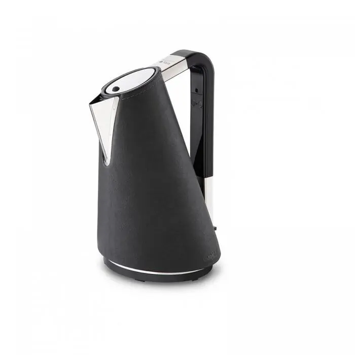 Bugatti Vera Kettle: Der skulpturale Wasserkocher aus Italien verbindet Haushaltsgerät und Designobjekt beinahe nahtlos. Er sieht aus, als würde er Wasser für einen futuristischen Espresso zubereiten.