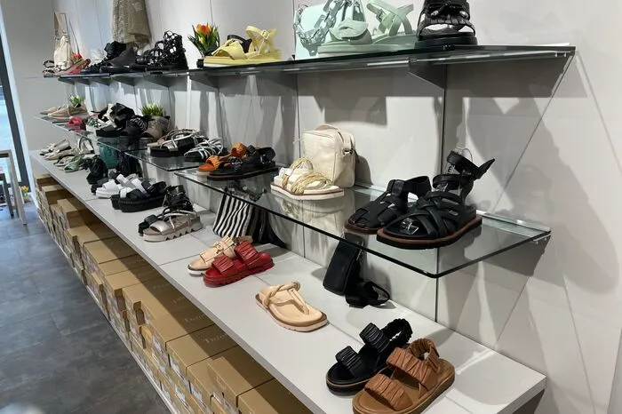 Bequeme, aber stylische Schuhe und Sandalen bei Rieder Shoes in Villach (Hauptplatz 23)