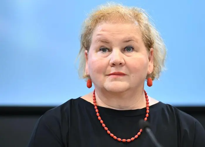 ABD0032_20251205 - WIEN - ÖSTERREICH: Sozialministerin Korinna Schumann (SPÖ) am Freitag, 5. Dezember 2025, anl. einer PK des Gesundheitsministeriums 