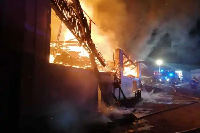 Rund 100 Feuerwehrleute von neun Feuerwehren kämpften seit 2.30 Uhr gegen die Flammen.