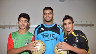 Ahmed, Tarek und Kamal (v.l.n.r) wollen gerne in diesen Dressen auflaufen