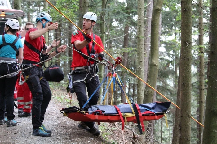 Die Übungsannahme: Eine Radfahrerin stürzt schwer und reißt zwei Wanderer den Hang hinab, die dabei schwer verletzt werden.