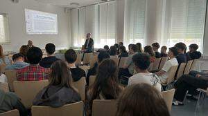 Bei einem Vortrag über Demokratie lernten Schülerinnen und Schüler des Europagymnasiums Leoben über die historisch wichtigen Jahre 1933 und 1934