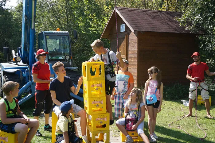 Den Kindern wurde die Seil- und Kletterkunde nähergebracht.