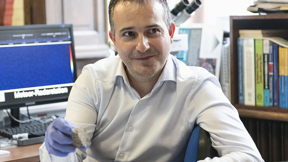 Ludovic Ferrière mit dem Meteoriten von Kindberg