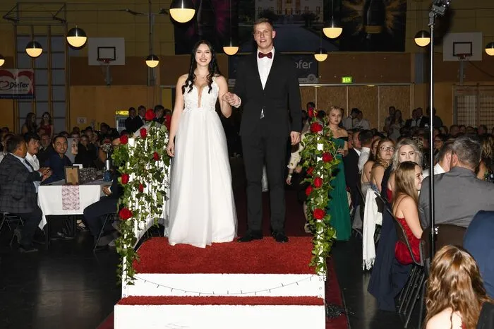 Von großem Beifall begleitet stellten die Klassenvorstände Christine Muhr und Petra Schottmeier die 28 Tanzpaare vor, die mit einer stimmungsvollen Polonaise den festlichen Abend eröffneten.