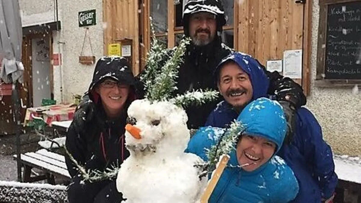 Beate Moroder (rechts vorne), Köchin Birgit sowie Christian (mittig stehend) und Sepp freuten sich über den Schnee
