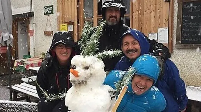 Beate Moroder (rechts vorne), Köchin Birgit sowie Christian (mittig stehend) und Sepp freuten sich über den Schnee