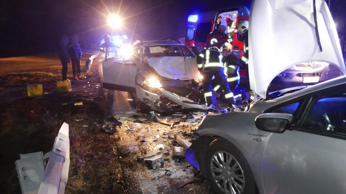 Bei dem Frontalzusammenstoß wurden vier Personen verletzt.