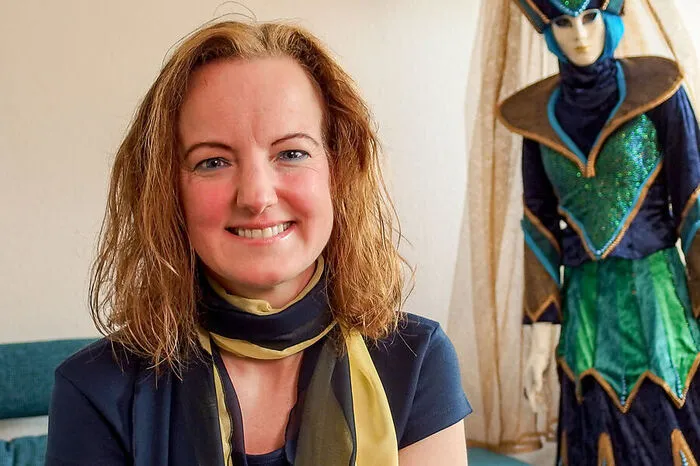 Diana, Textildesignerin aus der Steiermark, ist gebürtige Deutsche. Seit einem Jahr lebt die 40-Jährige alleine. Da trennte sie sich von ihrer zweijährigen Beziehung, als sie keine "Seelenverwandtschaft" mit ihm entdeckte. Diana hat ein spezielles Hobby, den venezianischen Karneval. Seit elf Jahren fährt sie mit selbstgenähten Kostümen nach Venedig. "Im Kostüm mit Maske fühle ich mich sicherer und geschützt."