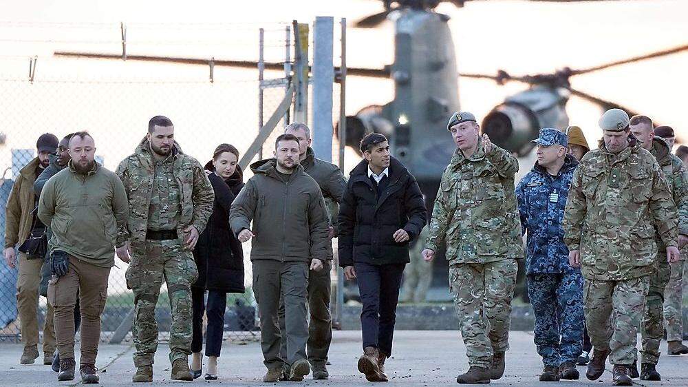 Der ukrainische Präsident Wolodymyr Selenskyj – hier zu Beginn seiner gestrigen Besuche mit dem britischen Premier Rishi Sunak – wird heute in Brüssel erwartet