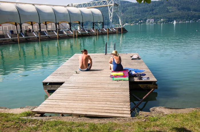 Am Friedelstrand zwischen Werft und Ruderverein Albatros: Hinter einer Hecke versteckt liegt ein 148 Quadratmeter großes Stück Wiese, ein schwimmender Steg erleichtert den Seezugang. Für Radler und Skater eine cooleAlternative für einen Kurzaufenthalt.