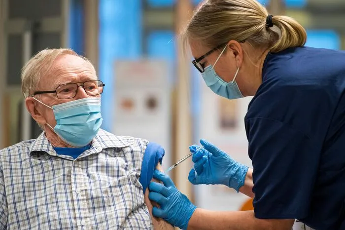 Er ließ es sich ebenfalls nicht nehmen, sich immunisieren zu lassen: Der 89-jährige Schwede Stig Larsson im "Mariebergsgarden"-Altersheim in Nykoping.