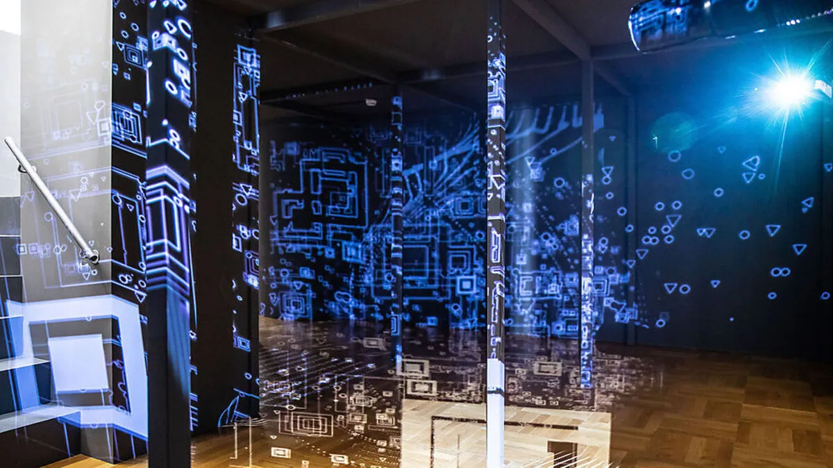 Die Ausstellung thematisiert das gegenwärtige und zukünftige Leben in einer digitalen Umwelt
