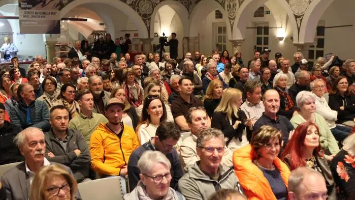 Beinahe aus allen Nähten platzte am Wochenende der Rathaushof der Herzogstadt. Grund des Besucheransturms war am Freitagabend der bekannte Extrem-Bergsteiger Hans Wenzl, der in Kooperation mit dem Autor Robert Graimann sein neuestes Buch „Schritte am schmalen Grat“ präsentierte. 