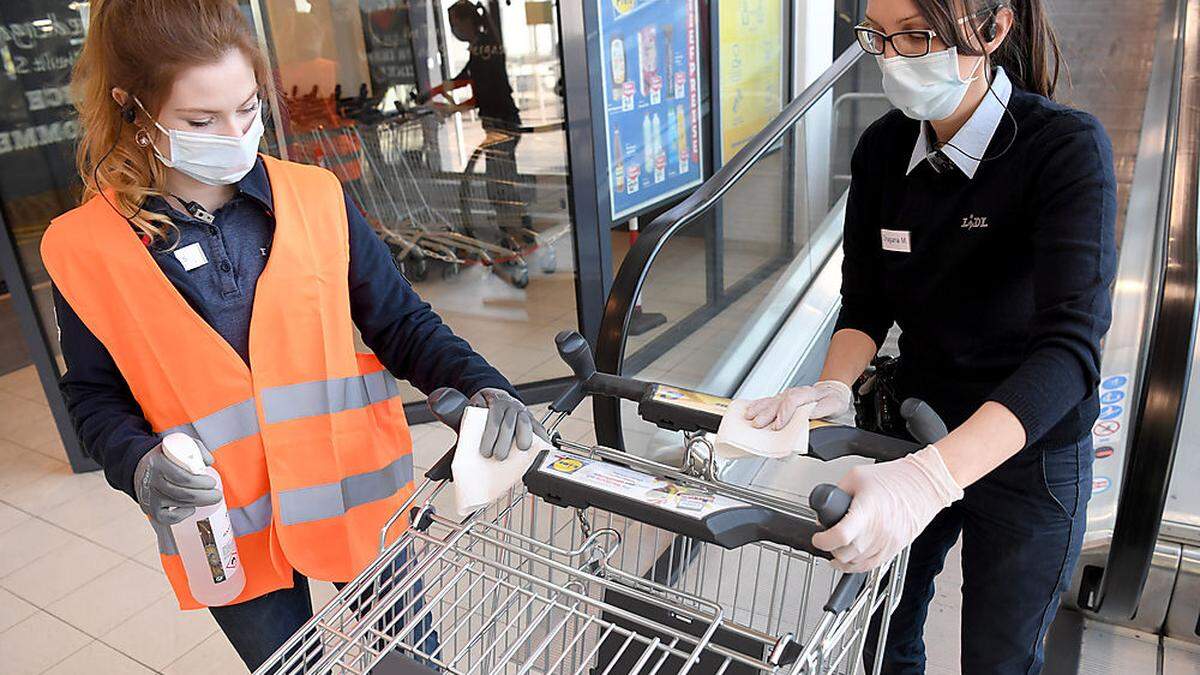 Supermarkt-Mitarbeiterinnen und -Mitarbeiter sind am Ende ihrer Kräfte