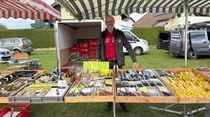 Ein Verkäufer steht hinter seinem Marktstand wo er Messer verkauft | „Nix Fladan“ heißt es bei Josef Smole am Kolomonimarkt