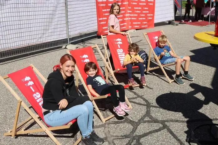 Auch für die jüngsten Besucher war einiges geboten: Experimente-Show, Kinderschminken, Zuckerwatte und eine Hüpfburg ließen bei den Kindern keine Langeweile aufkommen. 