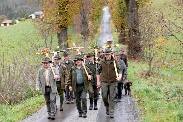 Und aus allen Teilen des Bezirkes St. Veit, vom Krappfeld über das Görtschitz-, Glan-, Metnitz- bis zum Gurktal kamen die Grünröcke in Form eines Sternmarsches anmarschiert. 
