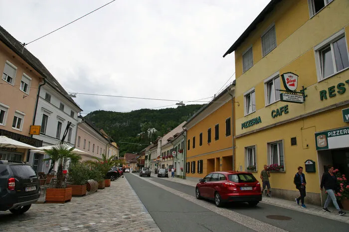Über den Hauptplatz führt die Straße zum Grenzübergang Seebergsattel