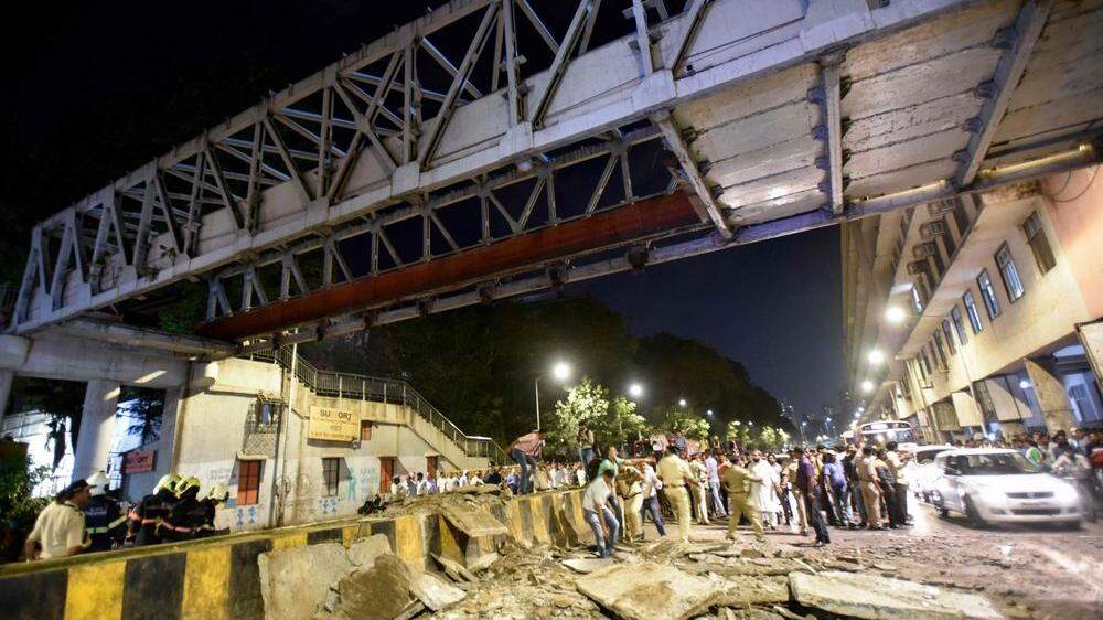 Fußgängerbrücke in Mumbai eingestürzt - Sechs Tote