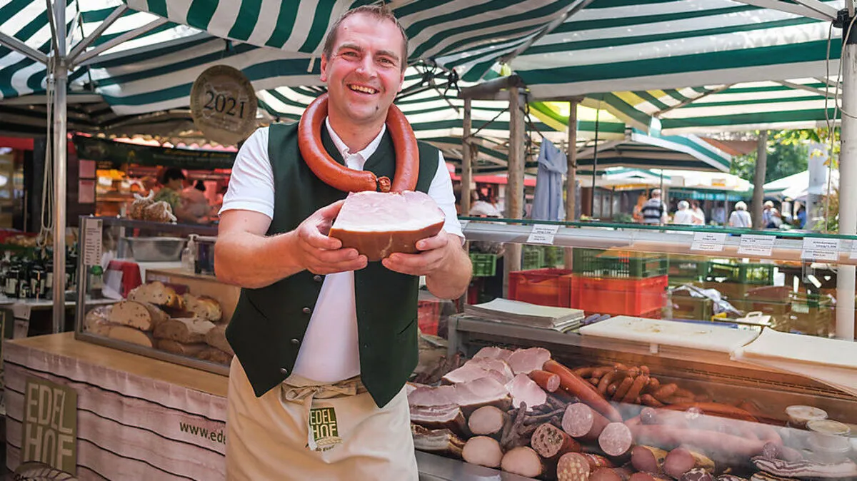 "Ich bin begeisterter Marktfahrer", sagt Josef Grabin vor seinem Stand am Kaiser-Josef-Platz