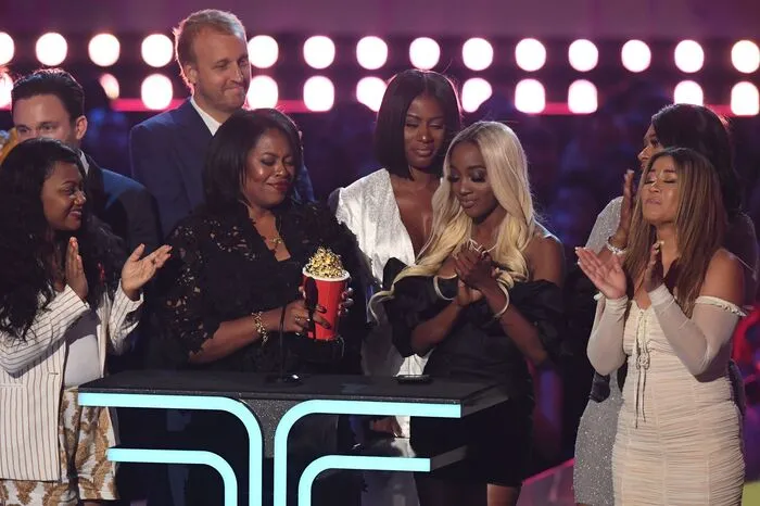 Brie Miranda Bryant (2. von links) mit Asante McGee, Lisa VanAllen (2. v. r.), Lizzette Martinez (r.), und Faith Rodgers (3. v. r.): Preis für die beste Dokumention für 'Surviving R. Kelly'