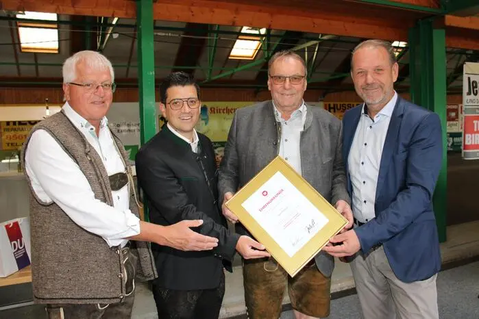 Neben den zahlreichen Gratulanten übergaben im Namen der Wirtschaftskammer Steiermark Vizepräsident Andreas Herz und Regionalstellenleiter Lukas Kalcher für seine langjährige Tätigkeit im Wirtschaftsbund die Ehrenurkunde und Ehrennadel in Gold.