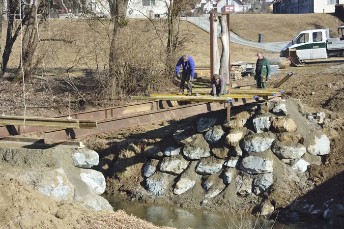Bis zum Abschluss des Baus der neuen Brücke wurde für die Fußgänger nun eine Fußgängerbrücke errichtet.