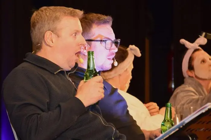 Das Highlight des Abends: Die Kabarettgruppe „Veni Vidi Witzki“. Unter dem Schlagwort „Redebedarf?“ blieb kein Auge trocken. „Die Stimmung im Saal war phänomenal – ein lebendiger Mix aus herzhaftem Lachen und dem Gefühl, verstanden zu werden“, lautete das Fazit des Publikums.