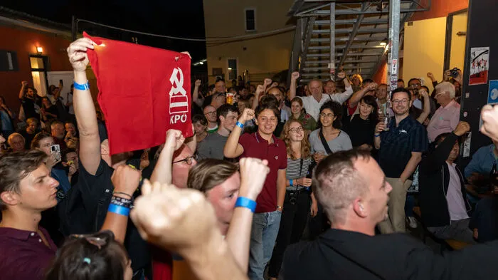 Hammer und Jubel im Volkshaus, wo die KP feierte ..