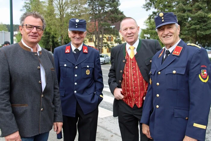 Auch Ehrenkommandant Hubert Gernig, rechts im Bild, war mit dabei