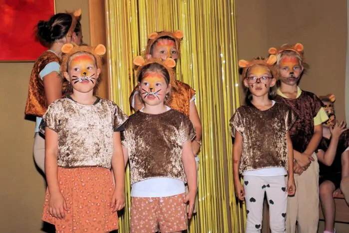 Zwölf Kinder zwischen 5 und 15 Jahren studierten täglich von Montag bis Freitag in spielerischer Art das Musical „König der Löwen“ mit viel Engagement und hoch motiviert mit Sonja Pöschl ein. 