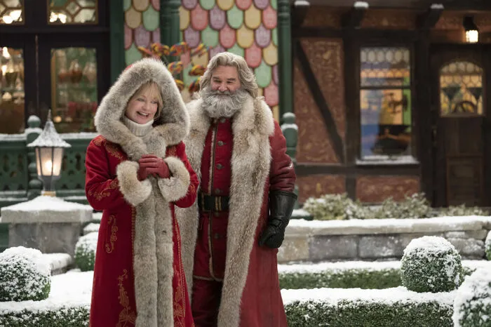 2. Dezember The Christmas Chronicles (2018) von Clay Katis. FSK 0Weihnachtsfeeling: 9/10 Nach dem Tod von Doug scheint die weihnachtliche Magie im Haus der Familie Pierce verstummt zu sein. Allein die kleine Kate will den Glauben an den Weihnachtsmann nicht aufgeben und versucht alles, um insbesondere ihren pubertierenden Bruder Teddy wieder von dessen Existenz zu überzeugen. Und tatsächlich taucht Santa plötzlich auf. Wo kann man den Film ansehen? Netflix: jaAmazon Prime: neinDisney Plus: nein